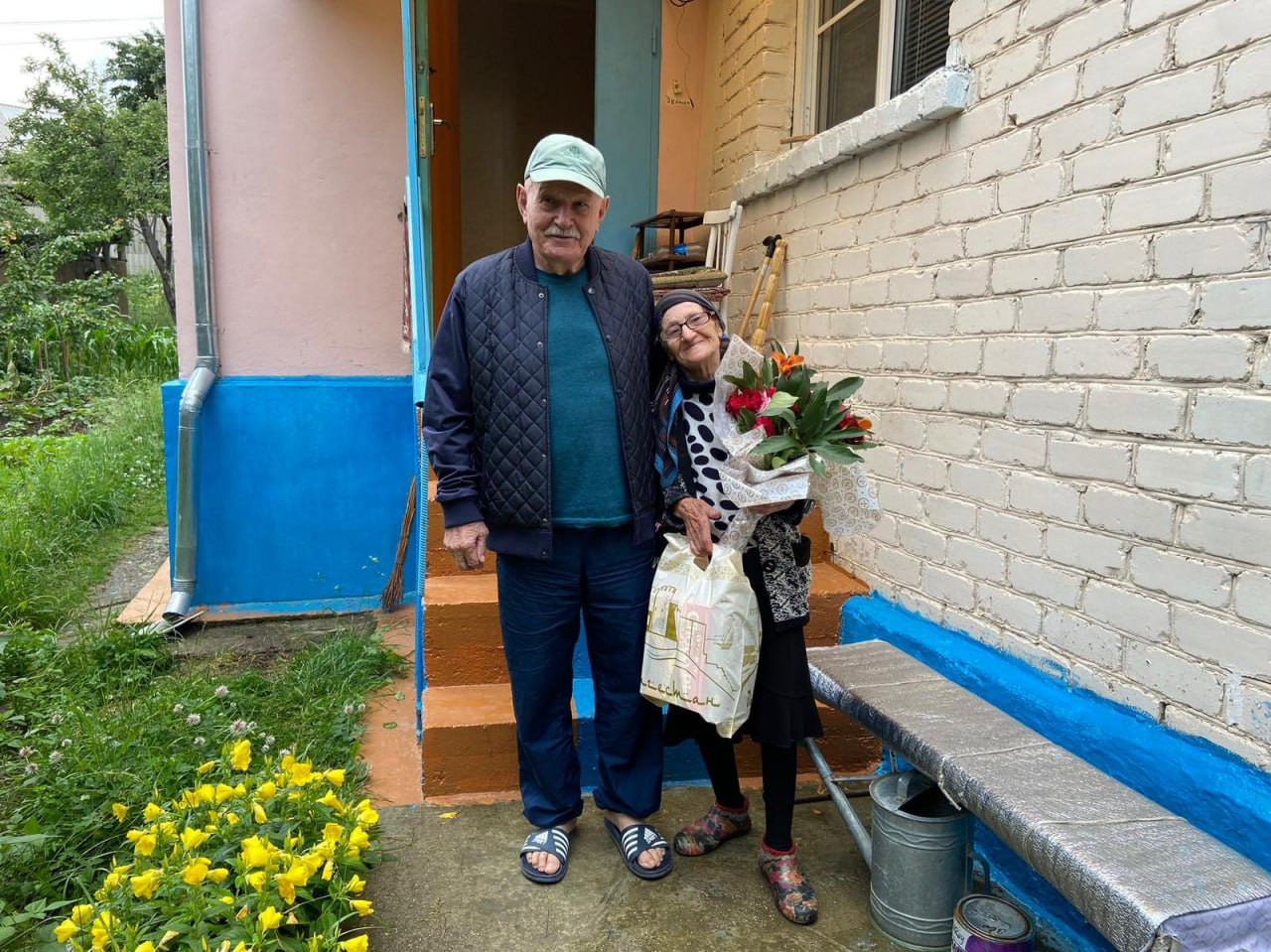 Супружескую пару в канун празднования Дня семьи, любви и верности и в рамках Года семьи посетили работники Комплексного центра министерства труда в Гумбетовском районе.