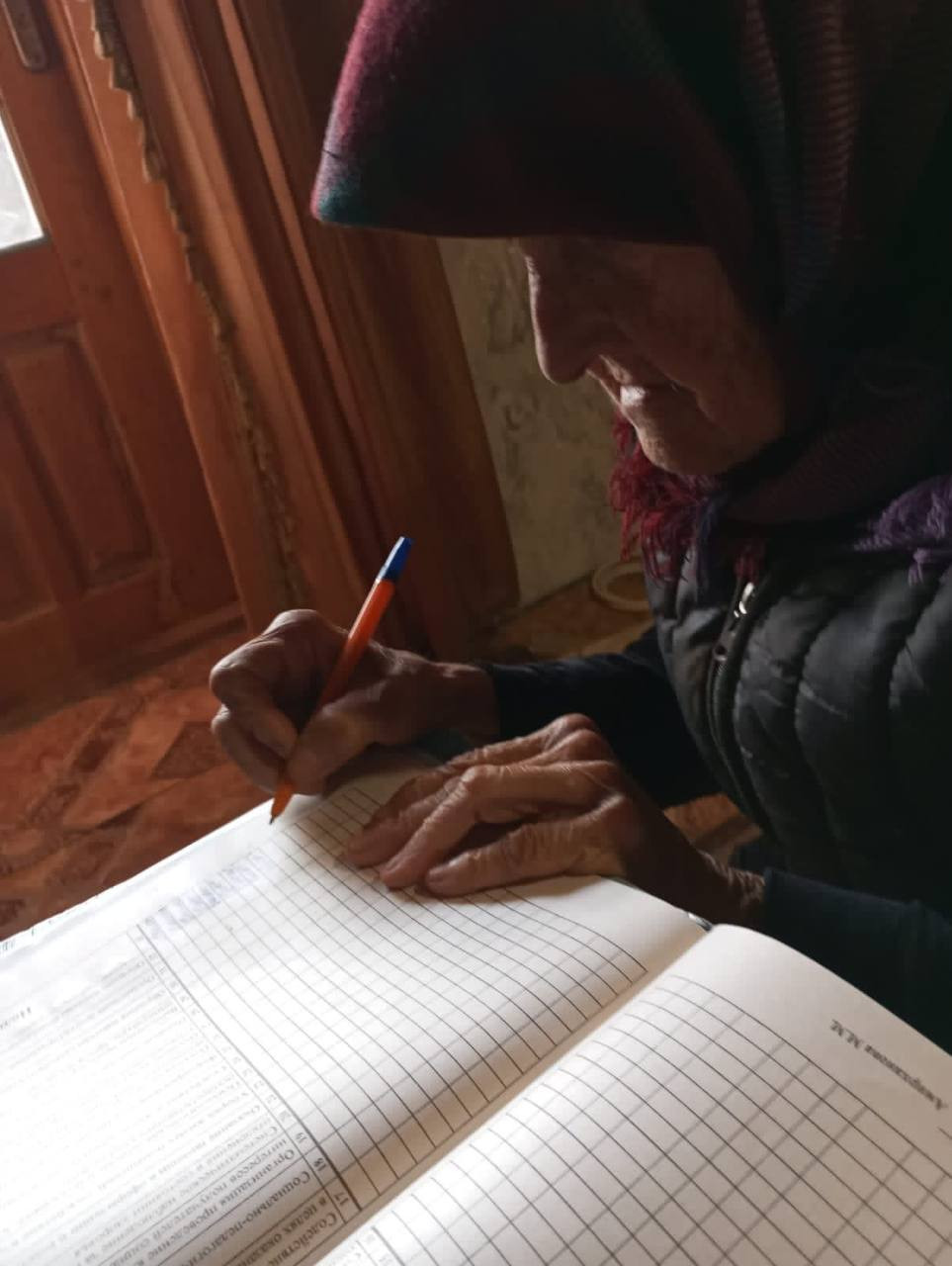 Подопечные ставят отметку в журнале об оказании им социальных услуг.