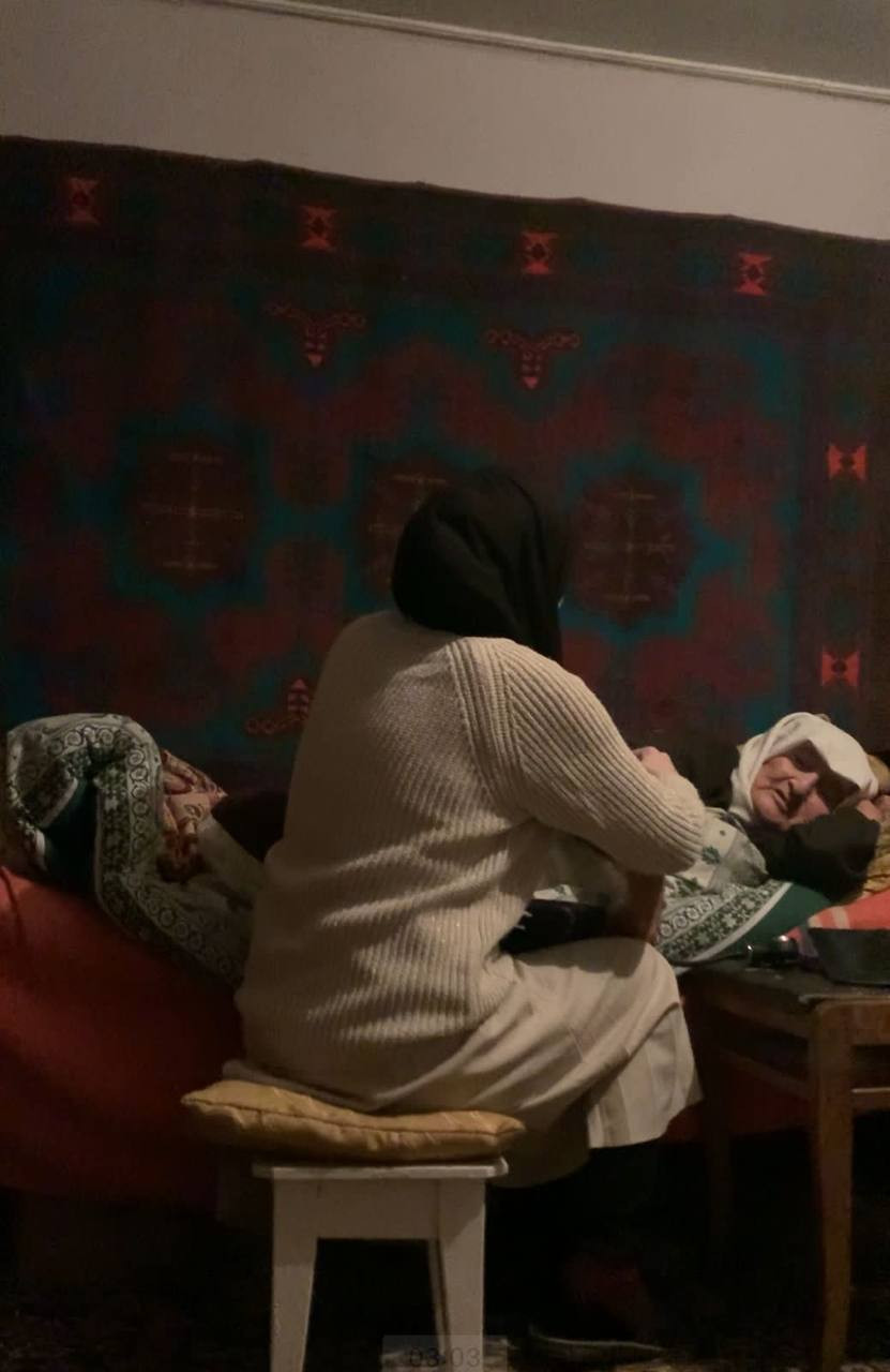 Социальный работник 1 отд. СО на дому Муртазалиева Марият при оказании социально-медицинских услуг подопечной.