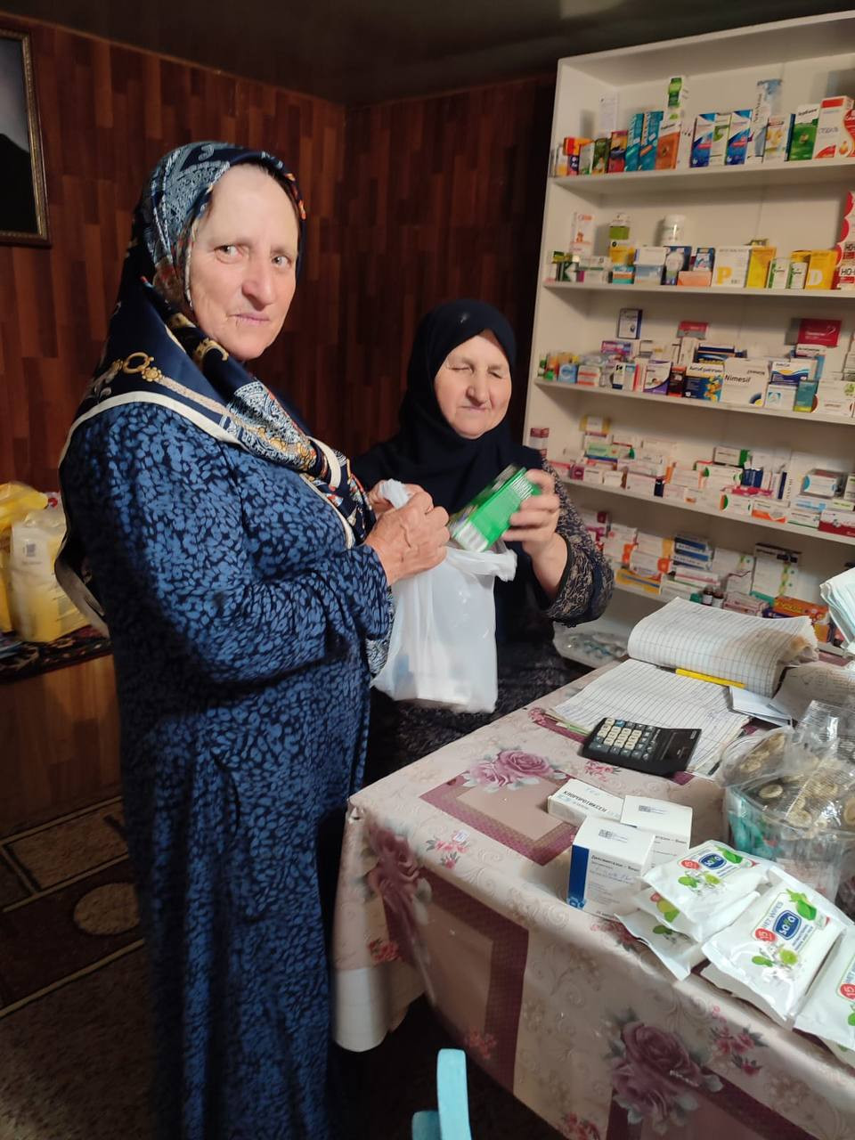 Социальный работник 1 отд. СО на дому Абдулкахирова Хадижат при покупке лекарственных средств для подопечной.