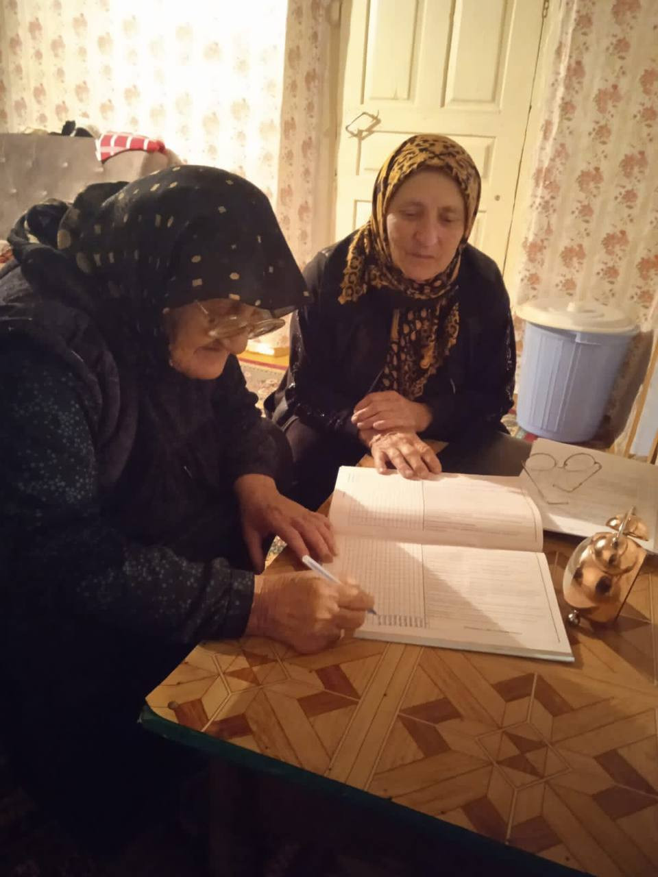 Подопечная социального работника 1 Отд.СО на дому Абдулкахировой Хадижат ставить отметку в дневнике об оказании ей социальных услуг.