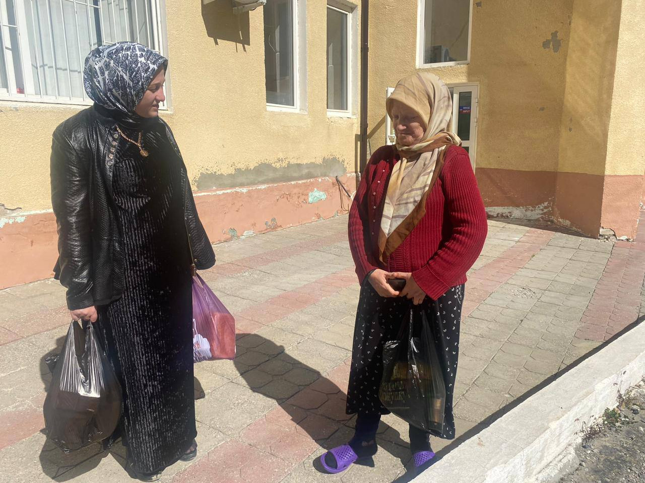 Социальный работник 1 отд. СО на дому Магомедова Марям при посещении подопечной, с целью оказания ей социальных услуг и поздравления с «Днем пожилых»