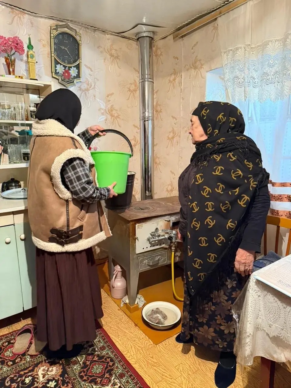 Оказывают социально-бытовую помощь своим подопечным согласно утвержденному графику посещения.